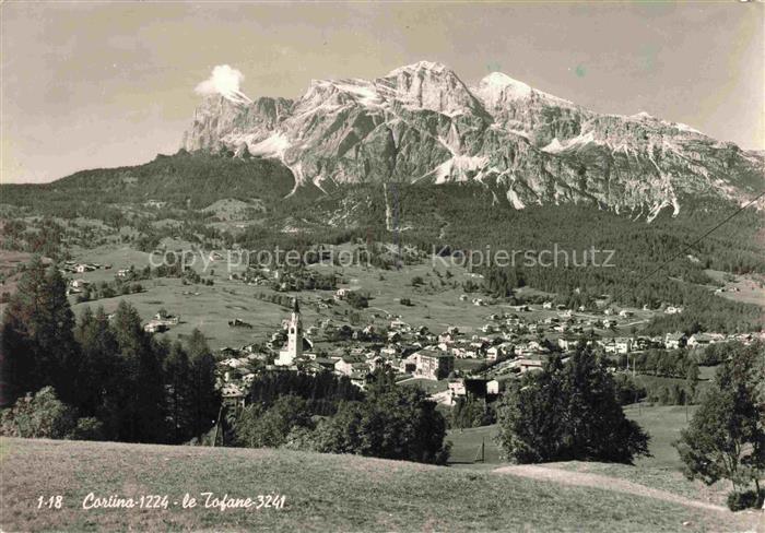 Cortina d Ampezzo Veneto IT Tofane Dolomiten Bergpanorama Ortschaft Kirchturm Wi