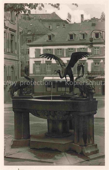 BADEN-BADEN BW Reiherbrunnen Brunnen Reiher Skulptur Marktplatz Fachwerkhaeuser