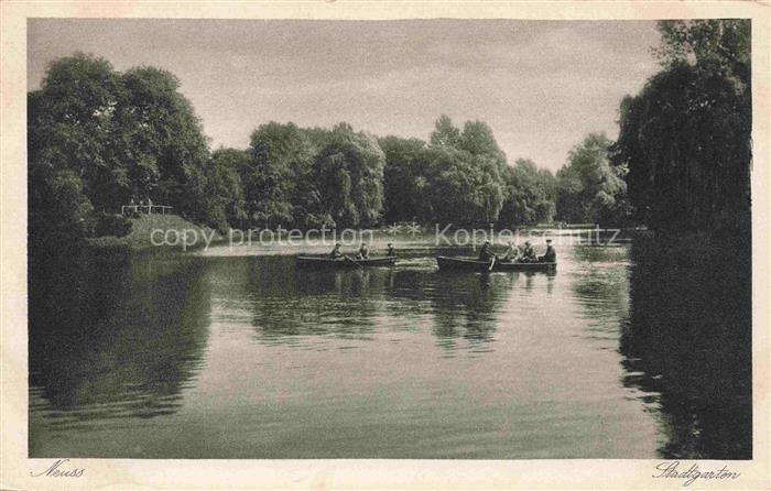 NEUss NRW Stadtgarten Teich Ruderboote Baeume Park Weiden