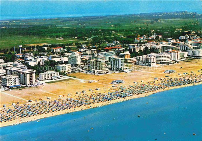 Lido di Bibione IT Strand Strandkoerbe Hotels Luftbild Meer Badegaeste Promenade