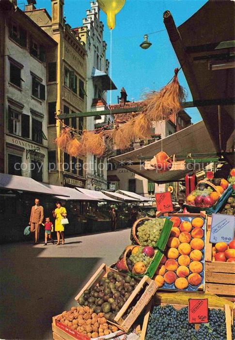 BOLZANO Bozen Suedtirol IT Piazza-Erbe Obstmarkt Marktstand Obst Altstadt Passan