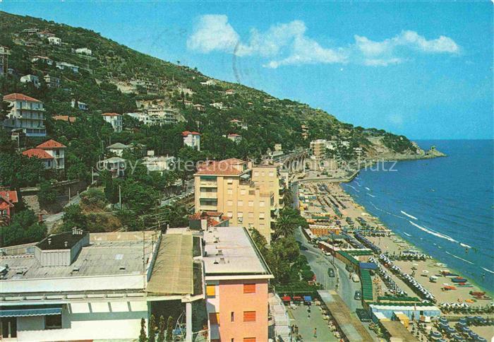 ALAssIO Savona Liguria IT Strand Strandkoerbe Promenade Kueste Huegel Villen Mee