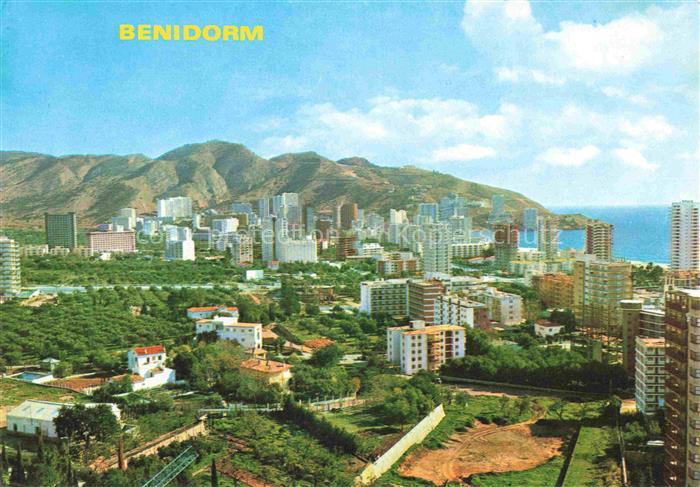 BENIDORM ES Hochhaeuser Hotels Stadtpanorama Berge Meer Kueste Gartenanlage