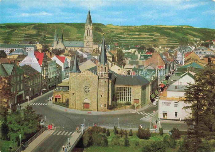 BAD NEUENAHR-AHRWEILER Ahrbruecke Kirche Stadtansicht Weinberge Apothekengebaeud
