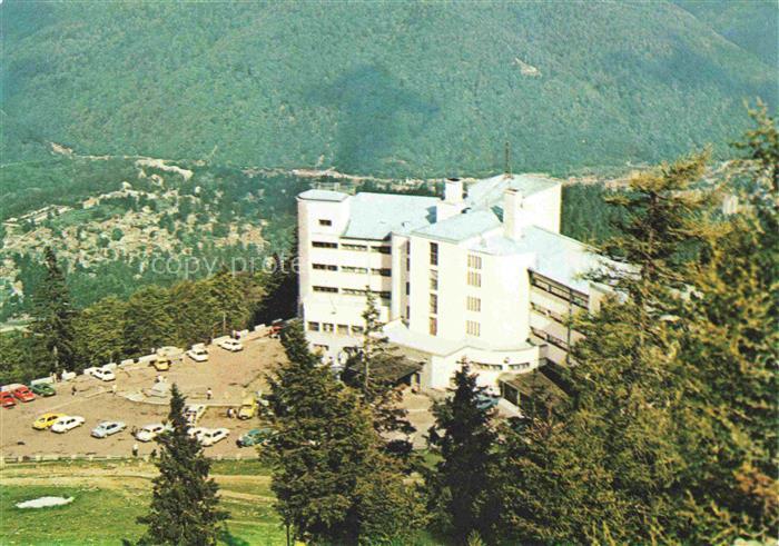 Sinaia RO Cota-1400 Berghotel Parkplatz Autos Wald Berge Schraegsicht