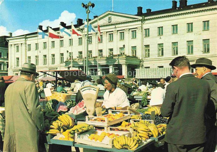 HELSINKI Helsingfors Suomi Kauppatori Marktplatz Obst Bananen Haendler Rathaus F