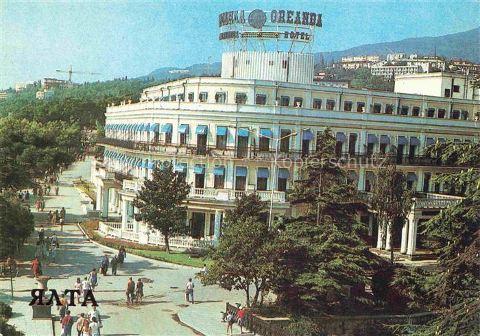 Yalta Jalta Krim Crimea Hotel-Oreanda Promenade Baeume Berge Passanten Balkon So