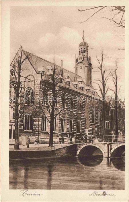 Leiden Zuid-Holland NL Academie Universitaet Gracht Bruecke Kanal Baeume