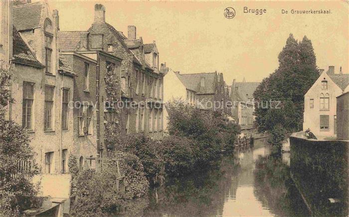 BRUGGE Bruges Belgie Grauwerkerskaal Kanal Grachten Altbauten Baeume Spiegelung