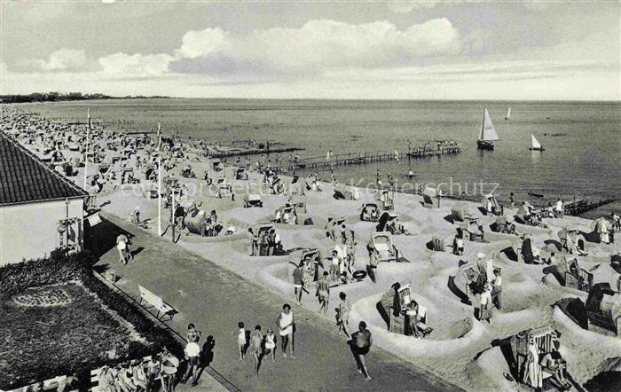 KELLENHUSEN Ostseebad Schleswig-Holstein Strandleben Strandkoerbe Ostsee Segelbo