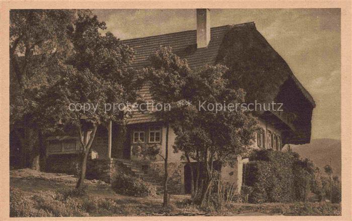 Gutach Schwarzwald BW Bauernhaus Schwarzwaldhaus Baeume Schornstein Efeu Berge