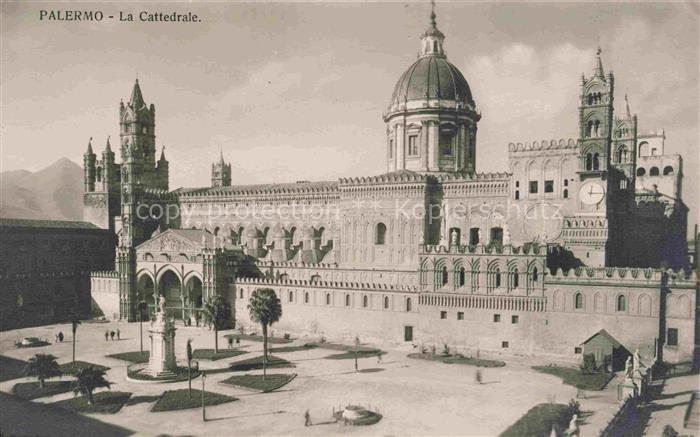 PALERMO  Sicilia IT Cattedrale Dom Kuppel Platz Palmen Denkmal Norman-Architektu