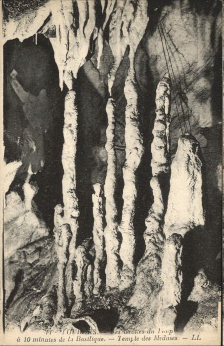 Luz-Saint-Sauveur Hautes Pyrenees Luz-Saint-Sauveur Höhle Grotte Loup