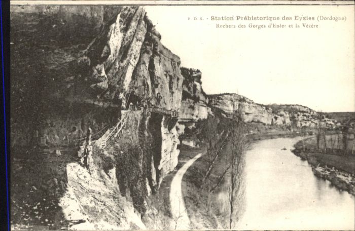 Les Eyzies-de-Tayac-Sireuil Rochers des Gorges Enter et la Vezere