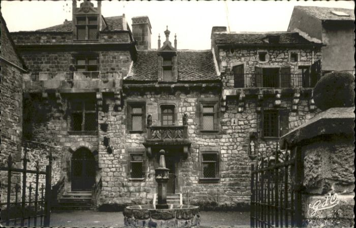 Besse en Chandesse Cour et Maison Manoir Sainte-Marie des