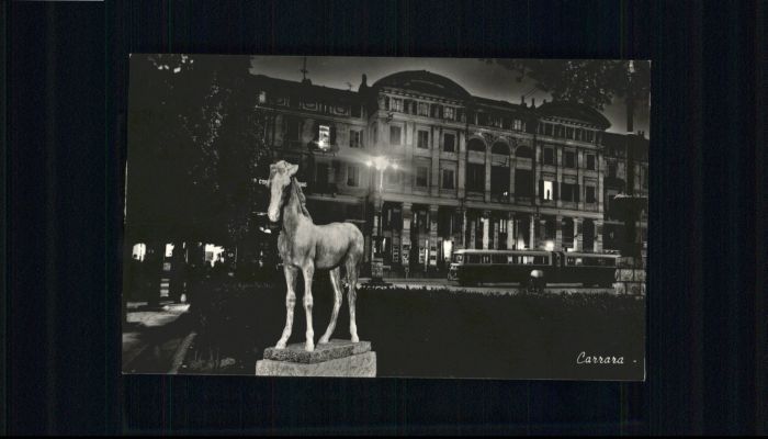 Carrara Pferd Statute