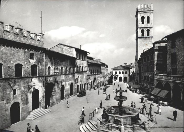 Assisi Umbria Piazza del Comune Brunnen
