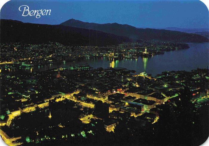 Bergen  Norge ved Natt Fliegeraufnahme