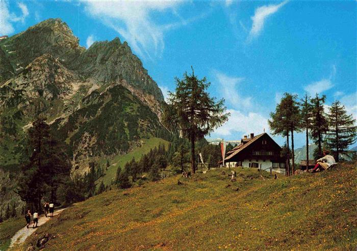 Werfen Pinzgau-Pongau AT Ostpreussenhuette im Hintergrund Eibleck mit Aufsteigsr