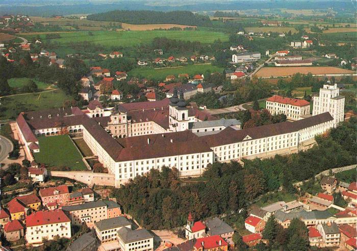 Kremsmuenster Oberoesterreich AT Benediktinerstift Fliegeraufnahme