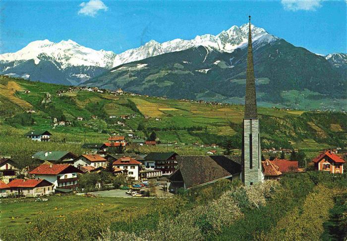 Algund Merano Suedtirol IT mit Kirche Ifinger und Hirzer