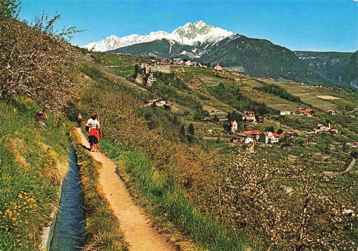 Gratsch Meran IT Waalweg mit Brunnenburg Dorf Tirol und Ifinger