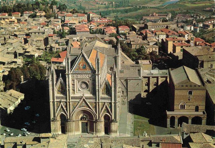 Orvieto Terni Umbria IT Domkirche mit Paepstepalast Fliegeraufnahme
