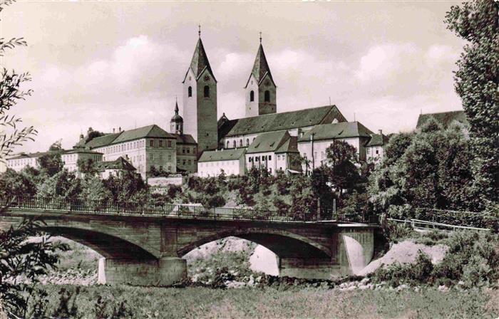 Freising Oberbayern Isarbruecke mit Dom und Domberg