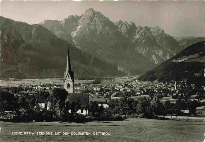 Lienz Tirol AT mit den Dolomiten