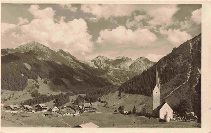 Mittelberg Kleinwalsertal AT mit Schafalpenkoepfe und Hammerspitze