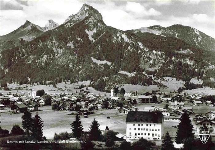 Reutte Tirol AT Panorama mit Landwirtschaftlicher Lehranstalt Breitenwang