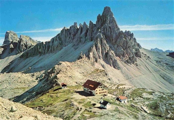 Dreizinnenhuette 2438m Bolzano IT mit Paternkofel und Zwoelferkofel