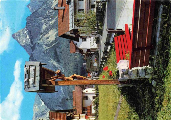 Ehrwald Tirol AT Ortsmotiv mit Wegekreuz und Sonnenspitze