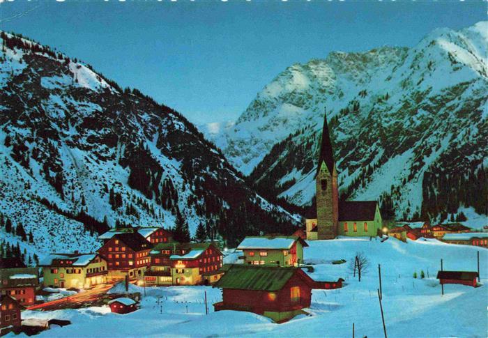 Mittelberg Kleinwalsertal AT Ortspartie bei Nacht mit Kirche
