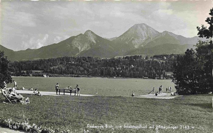 Faakersee Kaernten AT Inselstrandbad mit Mittagskogel
