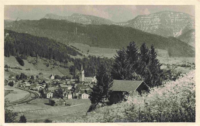Oberstaufen Oberallgaeu Bayern mit Hochgrat und Rindalphorn