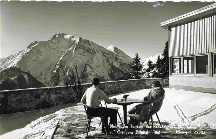 Penken 2095m Zillertal AT Blick von der Terrasse der Penkenbahn Station auf Grue