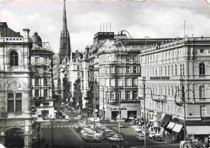 Wien AT Kaerntnerstrasse mit Stephansdom