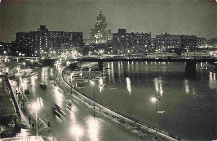 MOSCOW Moskau Moscou RU Evening on an embankment