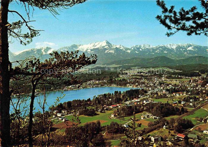 Velden  Woerthersee AT Blick auf die Bucht mit Mittagskogel und Julische Alpen