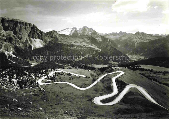 Dolomiti  Dolomiten IT La strada del Sella verso la Marmolada Fliegeraufnahme