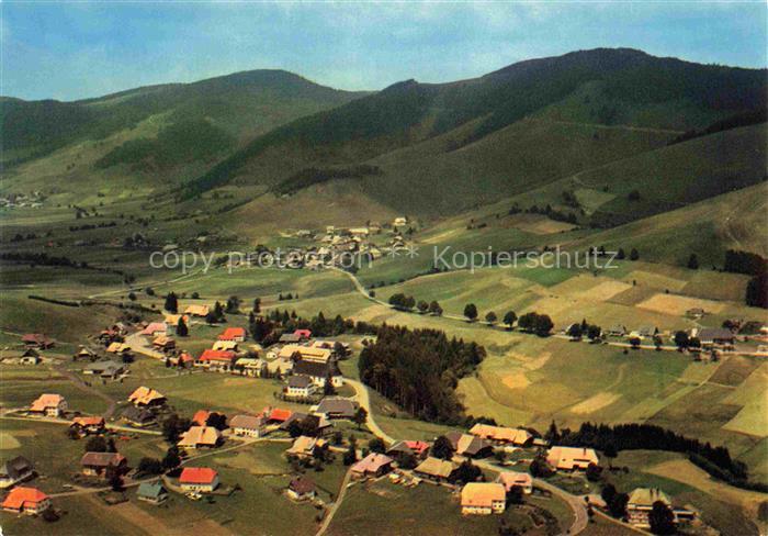 Bernau Schwarzwald Fliegeraufnahme mit Blick auf Innerlehen Dorf und Hof