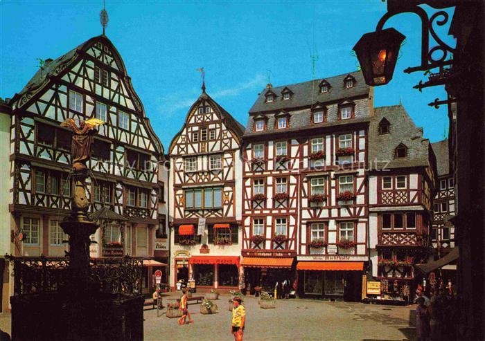BERNKASTEL-KUES Berncastel Marktplatz mit Michaelsbrunnen