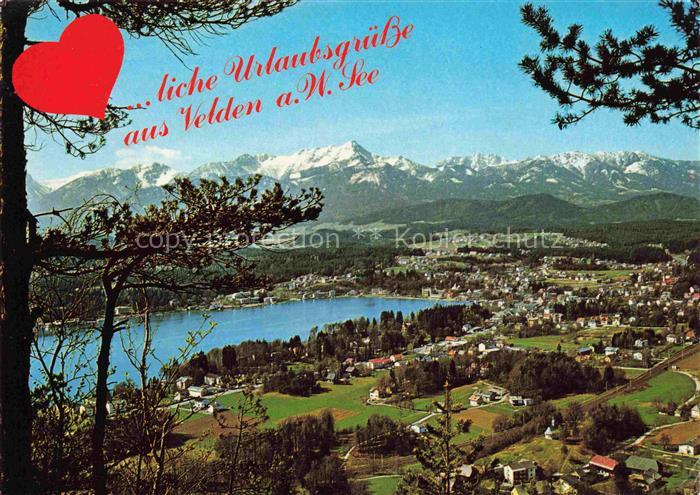 Velden  Woerthersee AT Blick von der Aussicht auf die Bucht mit Mittagskogel und