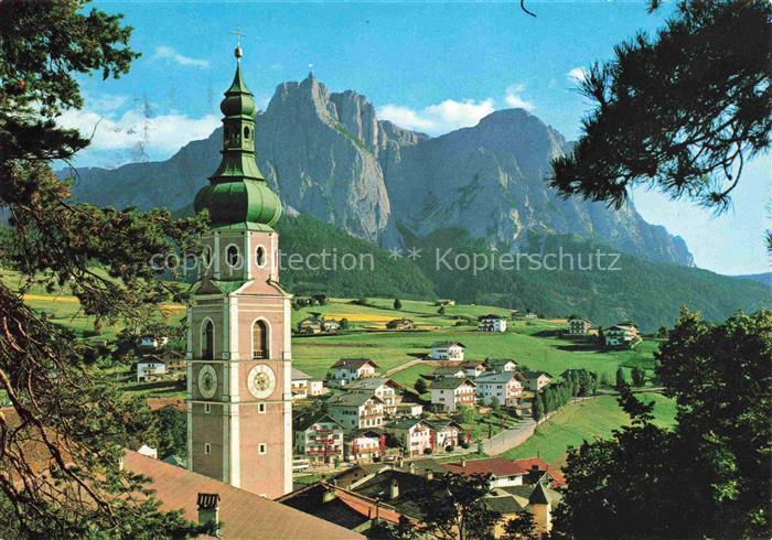 Kastelruth Castelrotto Salten Schlern Suedtirol IT mit Kirche und Schlern