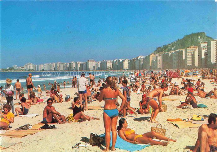 RIO DE JANEIRO Brazil Banhistas em Copacabana