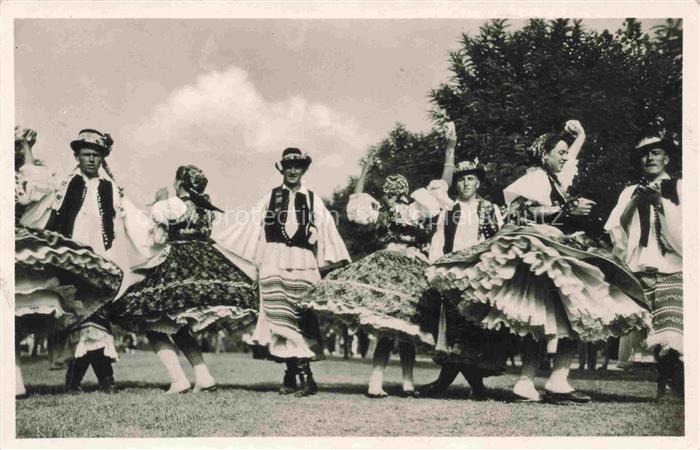 BUDAPEST HU Járják a csárdást Ungarn tanzen Tschardasch Volkstanz Trachten