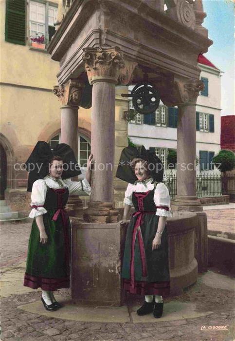 Trachten Alsace Frauen am Brunnen