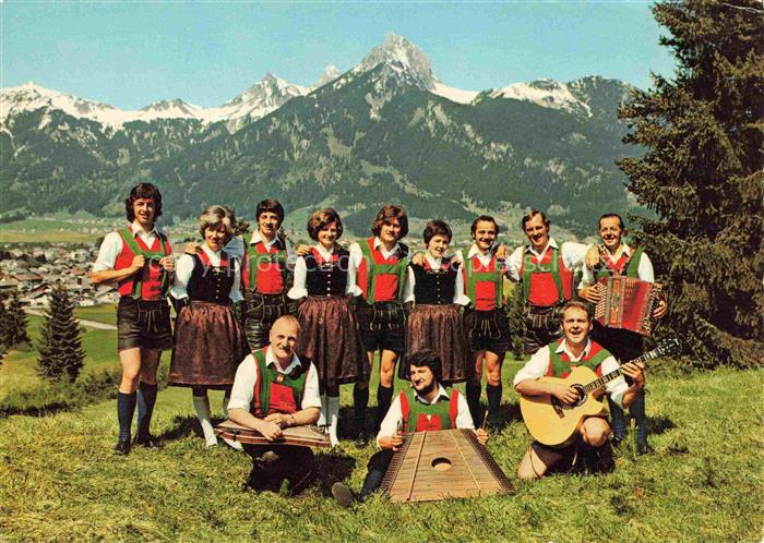 Reutte Tirol AT Trachtenverein Lechaschau mit Gernspitze