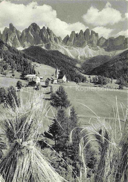 St Magdalena Villnoess Suedtirol IT Dolomiten mit Geisler Spitzen